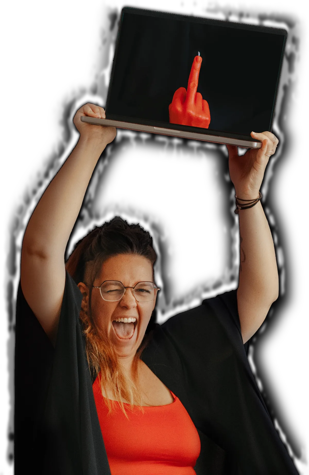 Janine, fondatrice de FOC Studio, brandit son ordinateur portable qui affiche la bougie doigt d'honneur signature du studio